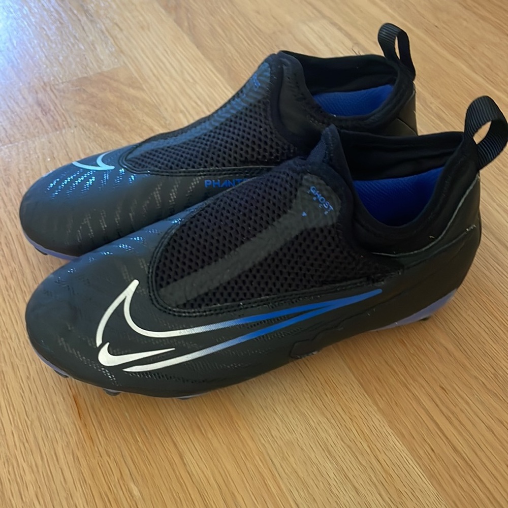 Youth Nike Phantom Ghost Slip On sock up soccer cleats, size 1.5 - Picture 2 of 9